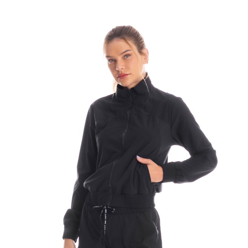 Jaqueta-Corta-Vento-Com-Bolso-Runner-Preto-Vivame-Daniela-Tombini