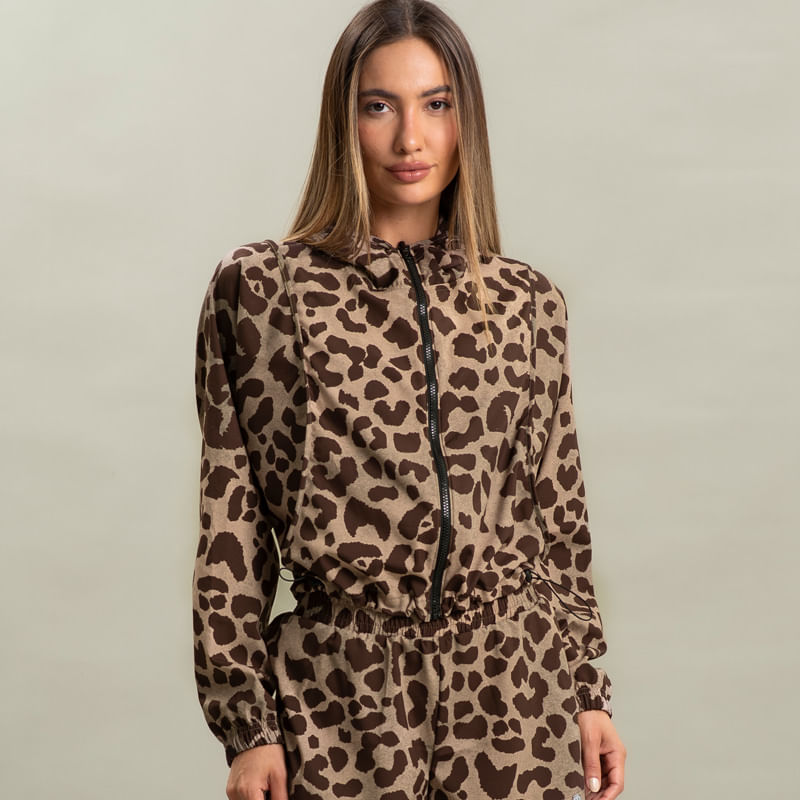 Jaqueta-Corta-Vento-Crop-Com-Capuz-Estampada-Wild-Vivame