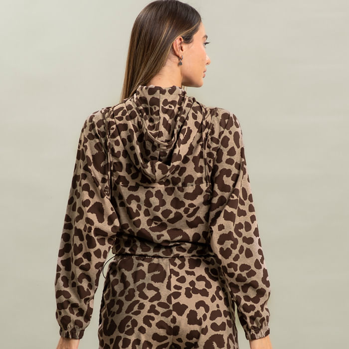 Jaqueta-Corta-Vento-Crop-Com-Capuz-Estampada-Wild-Vivame