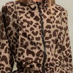 Jaqueta-Corta-Vento-Crop-Com-Capuz-Estampada-Wild-Vivame