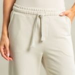 Calca-Feminina-Em-Moletom-Cargo-Com-Bolso-Harper-Vivame