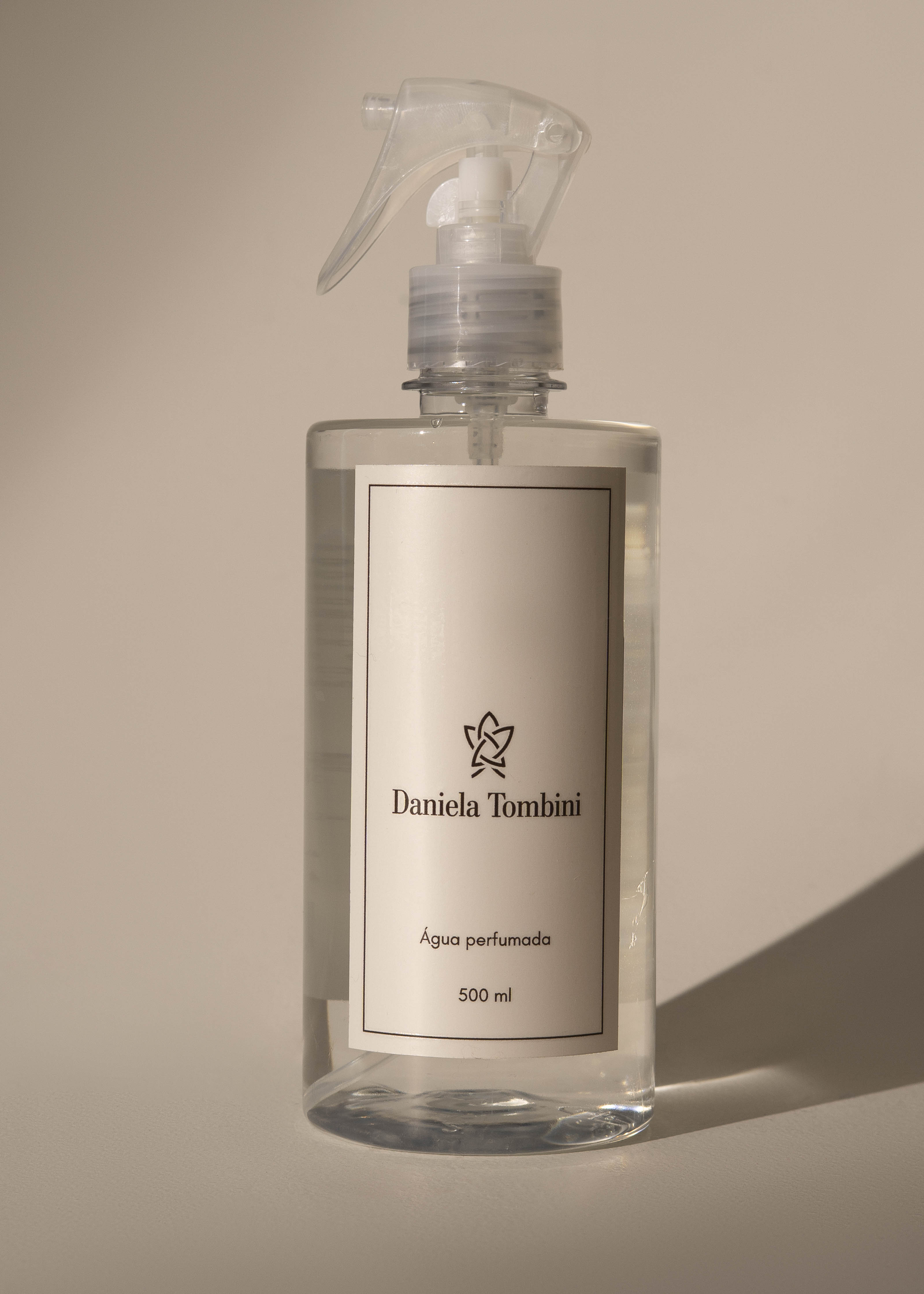 Água Perfumada Para Roupas Daniela Tombini 500ml Branco - Imagem 1